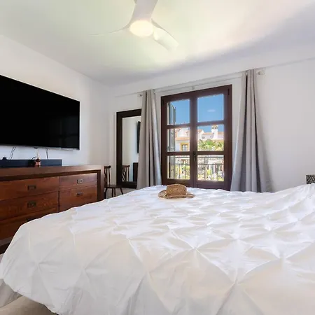 Few Minutes Walk To The Beach, Restaurants, Bars, Supermarkets And More! Sitio de Calahonda