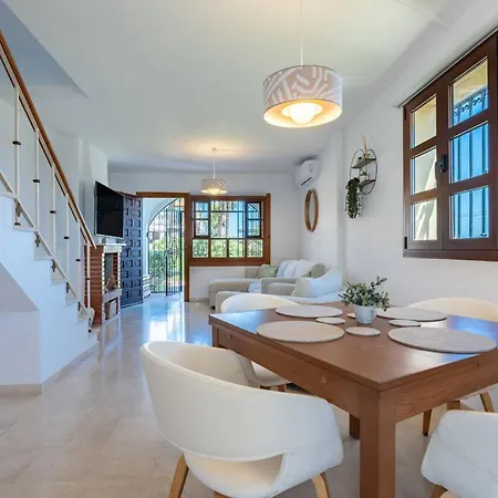 Few Minutes Walk To The Beach, Restaurants, Bars, Supermarkets And More! *